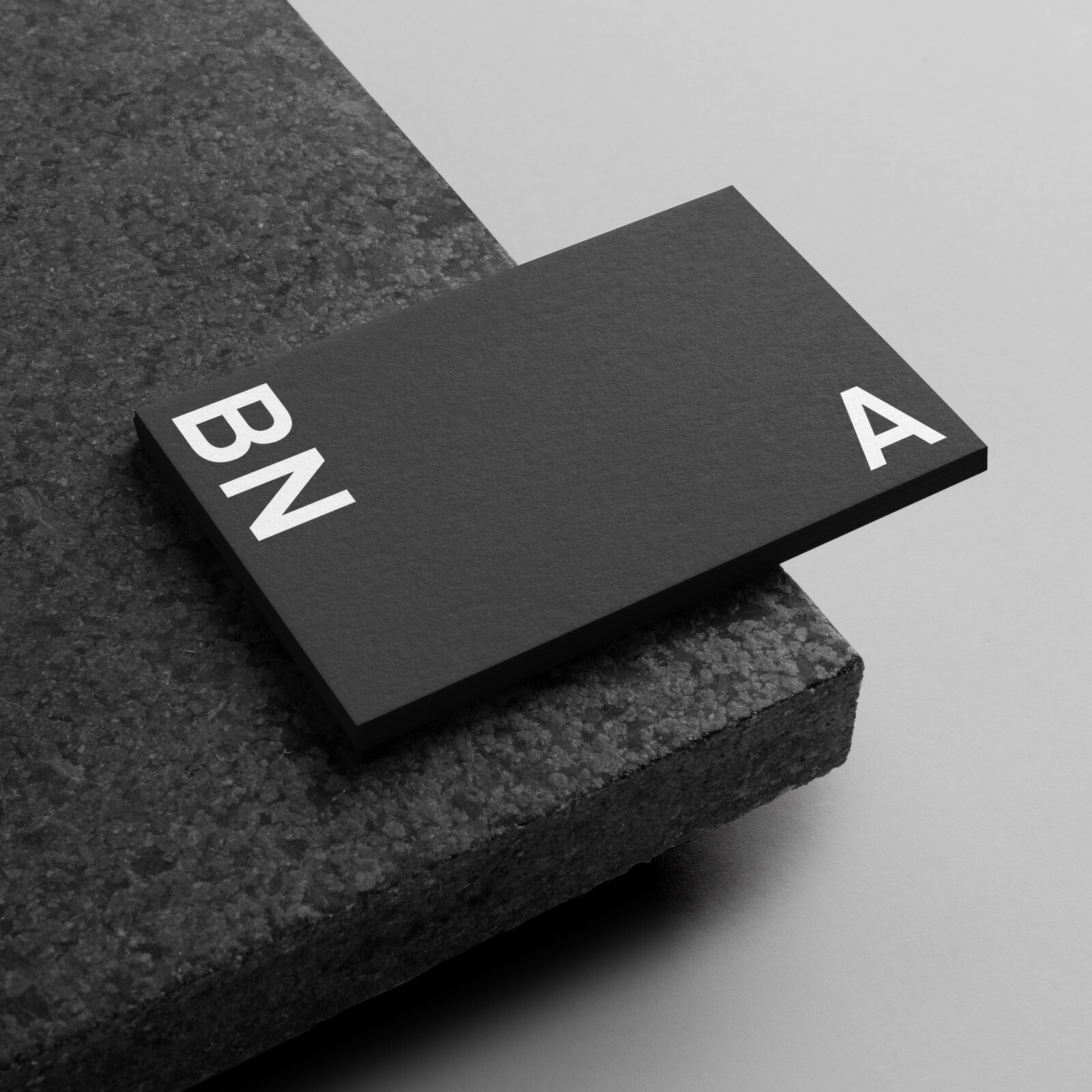 Schwarze Visitenkarte mit weissen Buchstaben