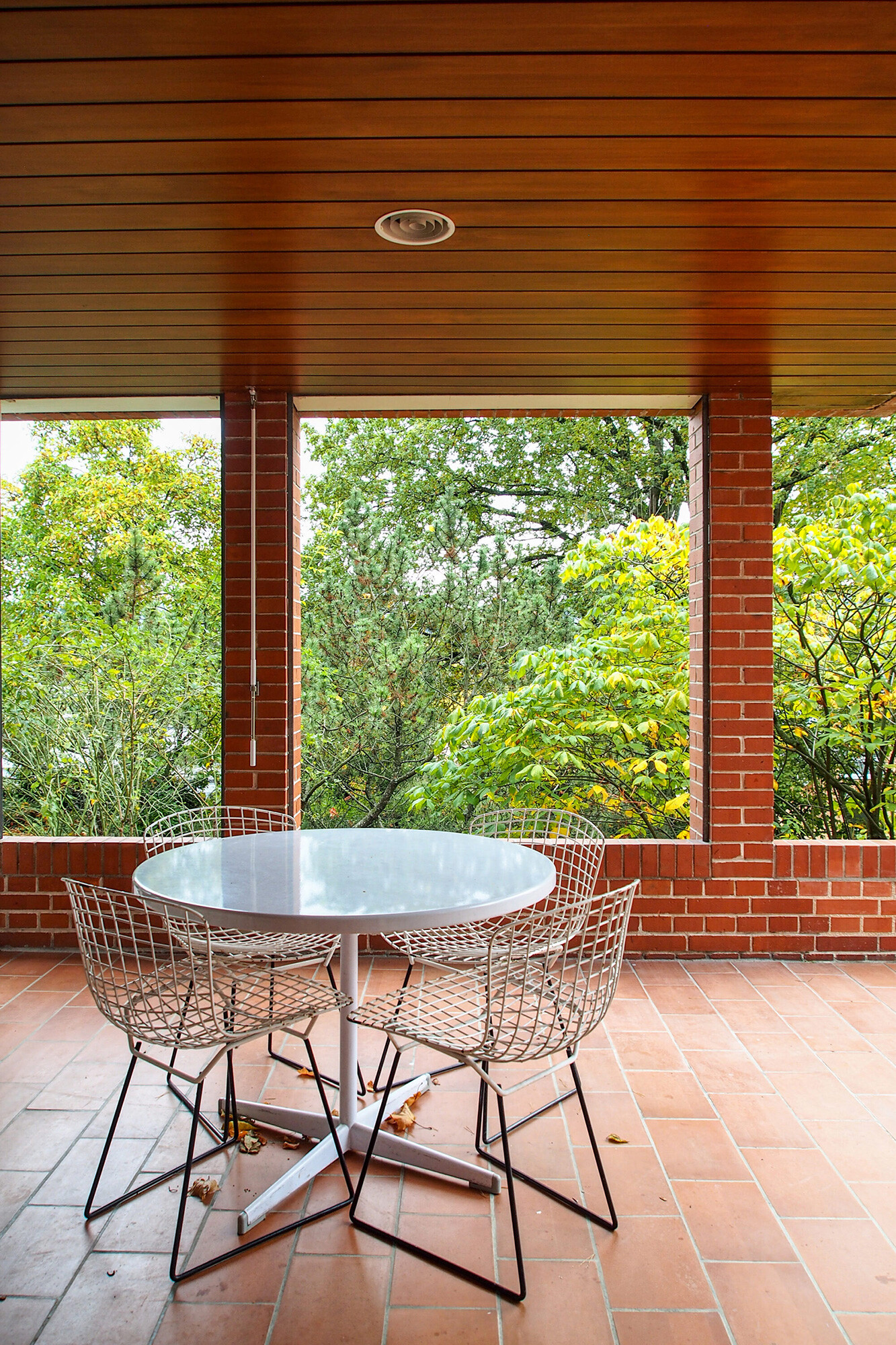 Überdachte Terrasse mit Tisch und Stühlen