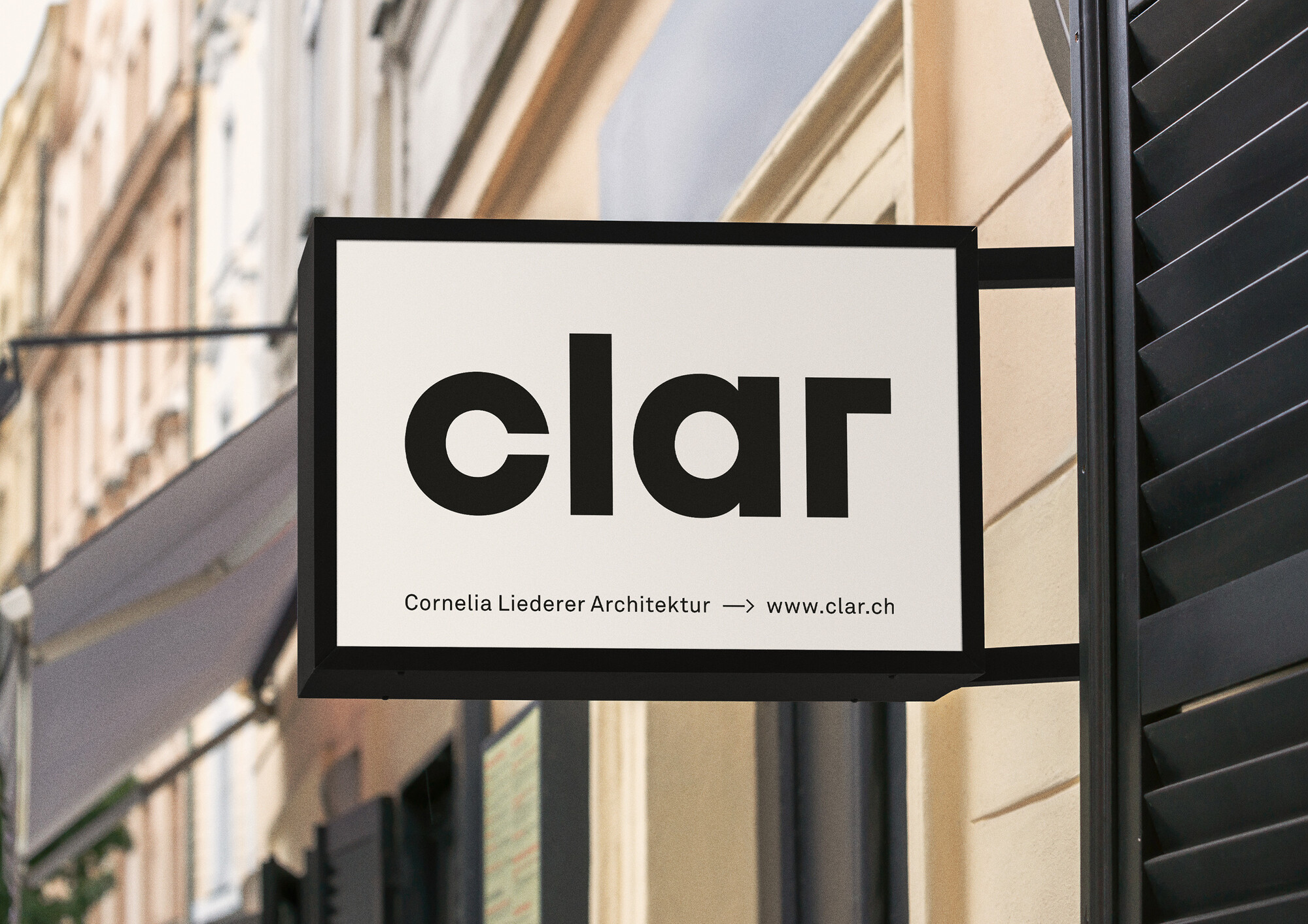 Clar Logo auf Leuchtkarten an einer Hausfassade