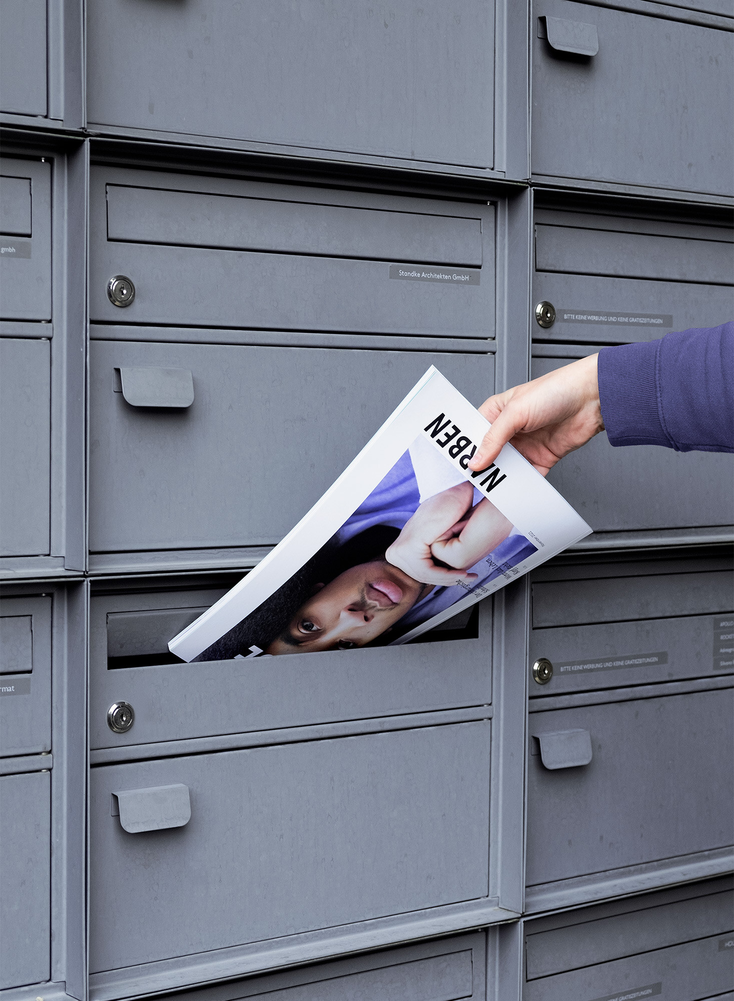 Revue Magazin wird in einen Briefkasten gelegt