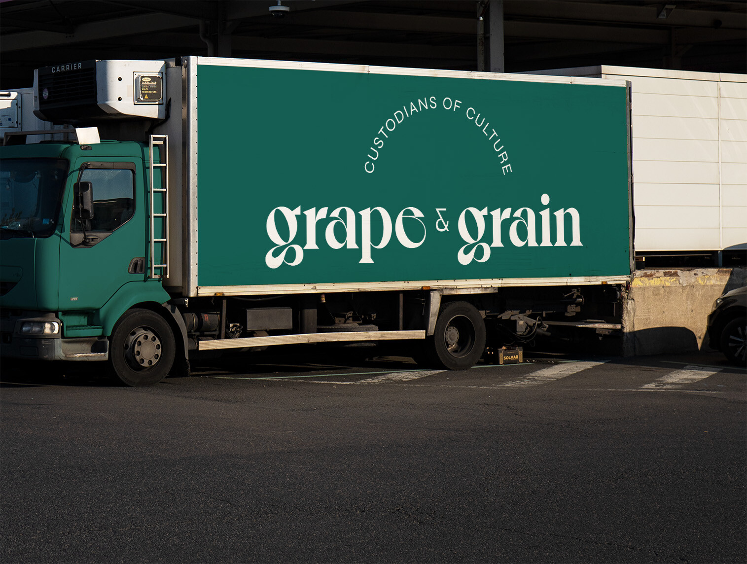Beschriftung eines LKWs mit dem Logo von Grape & Grain
