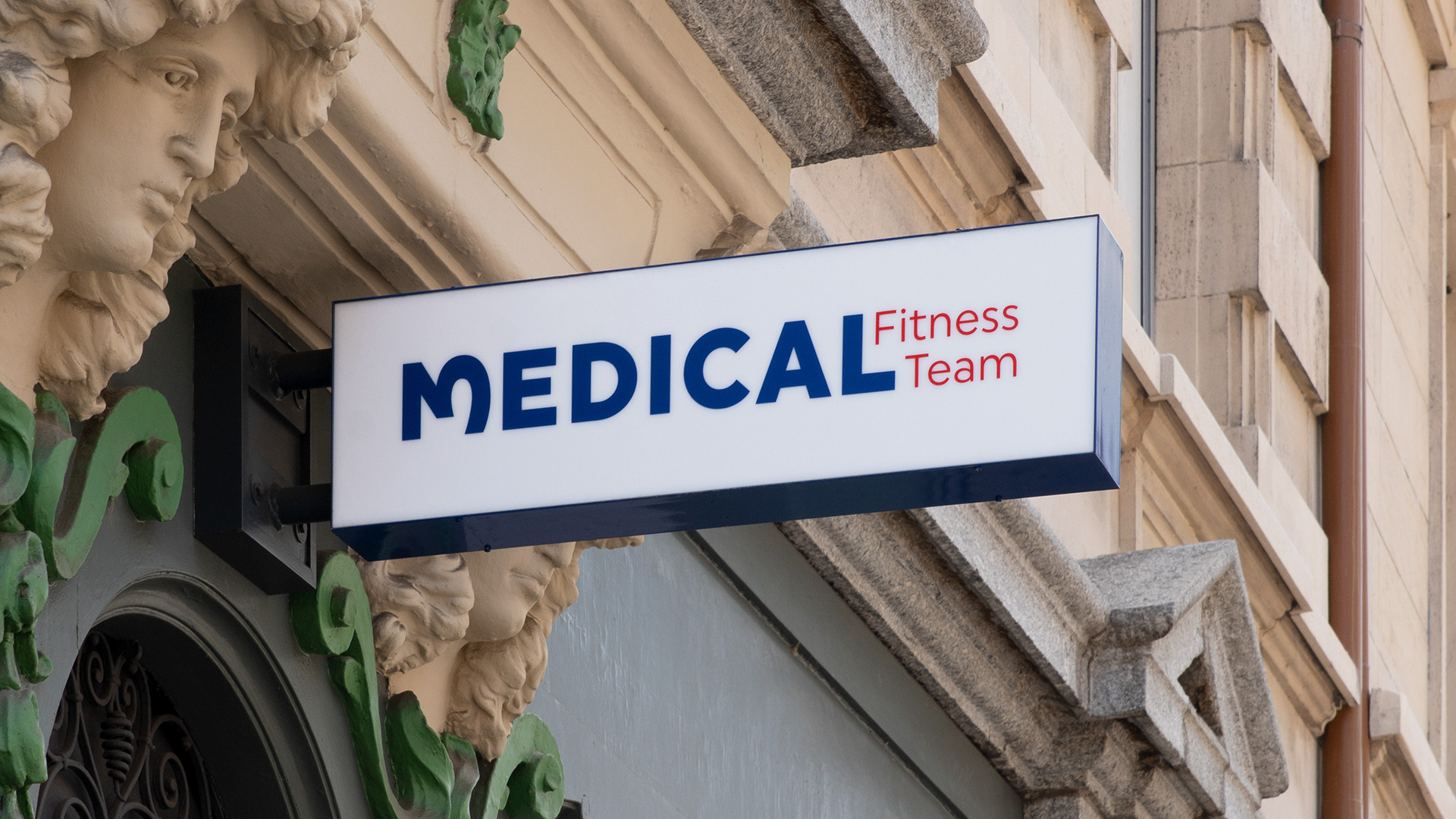 Aussenbeschriftung Stechschild Medical Fitness Team
