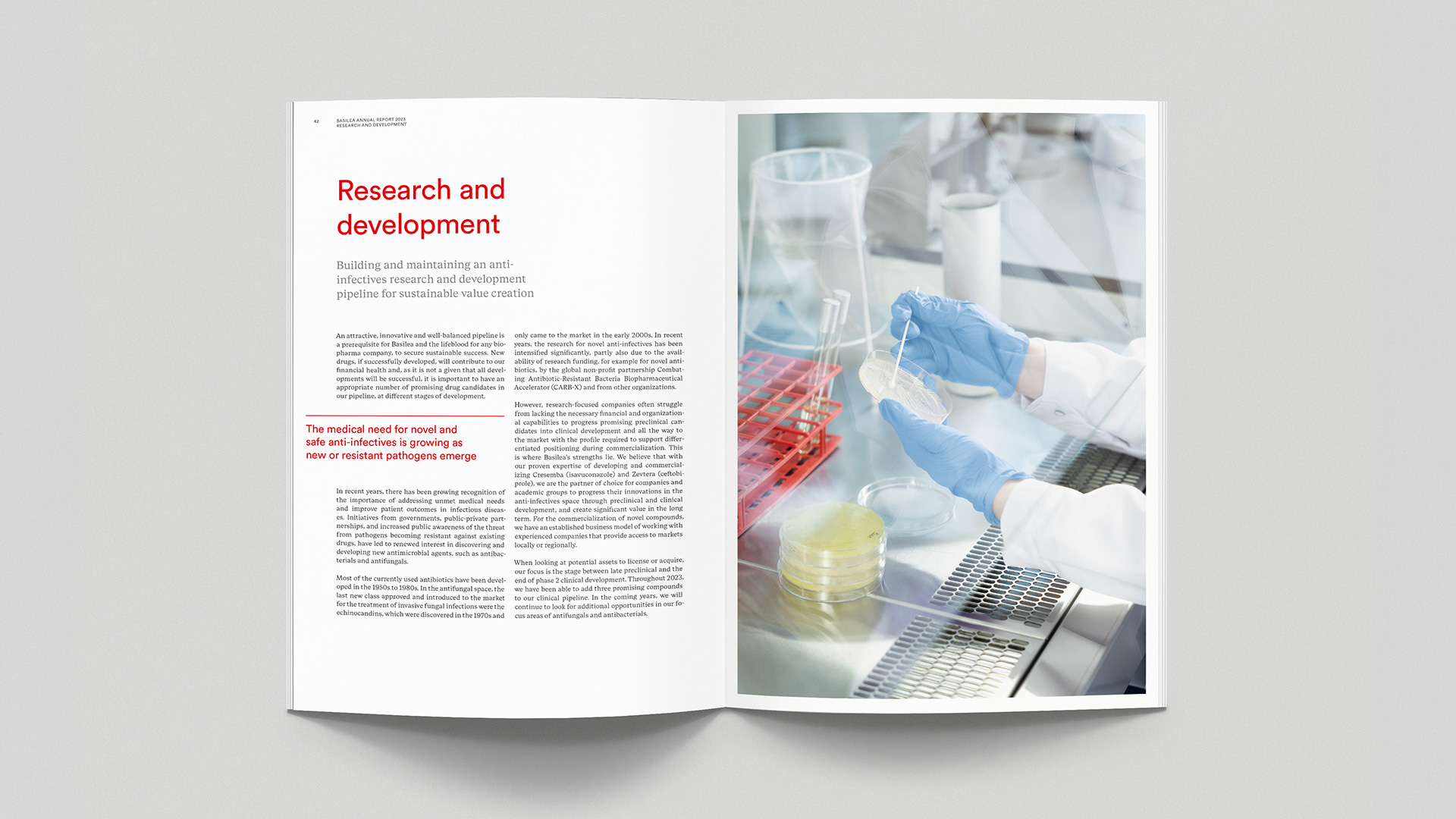 Doppelseite mit Lauftext und Labor-Close-Up aus Basilea Annual report