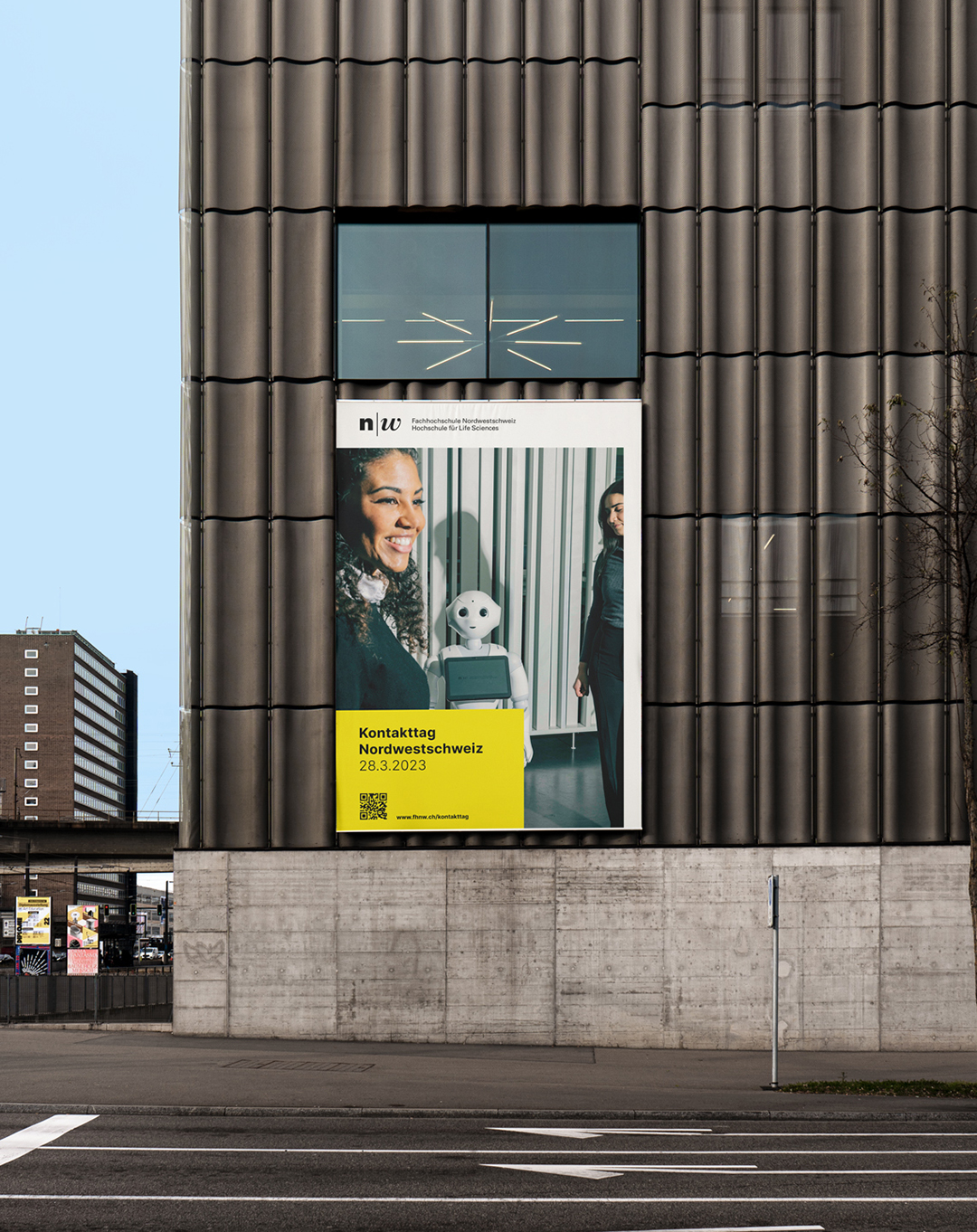 Grossformatplakat in modernem industriellem, urbanem Umfeld