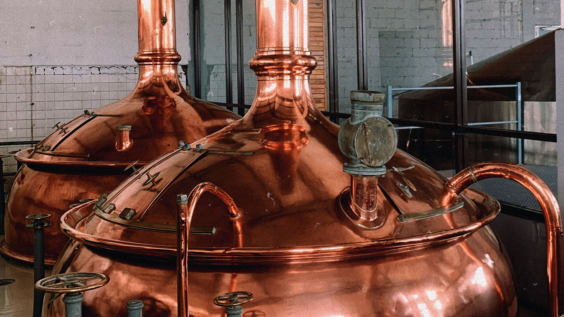 Kupferkessel in einer Distillerie, Branding, Strategie & Design von Modulator, Markenagentur Basel.