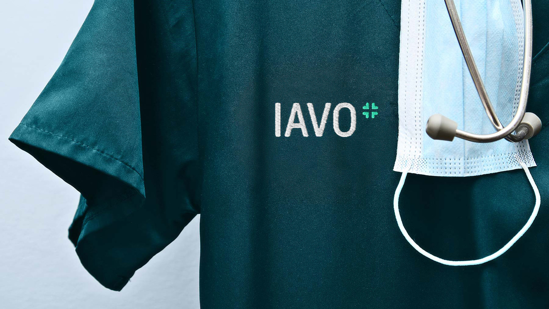 Arbeitskleidung mit Logo IAVO mit Mundschutz und Stethoskop