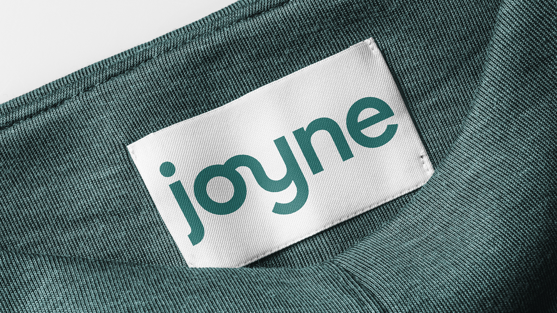 Label Joyne auf Kleidungsstück