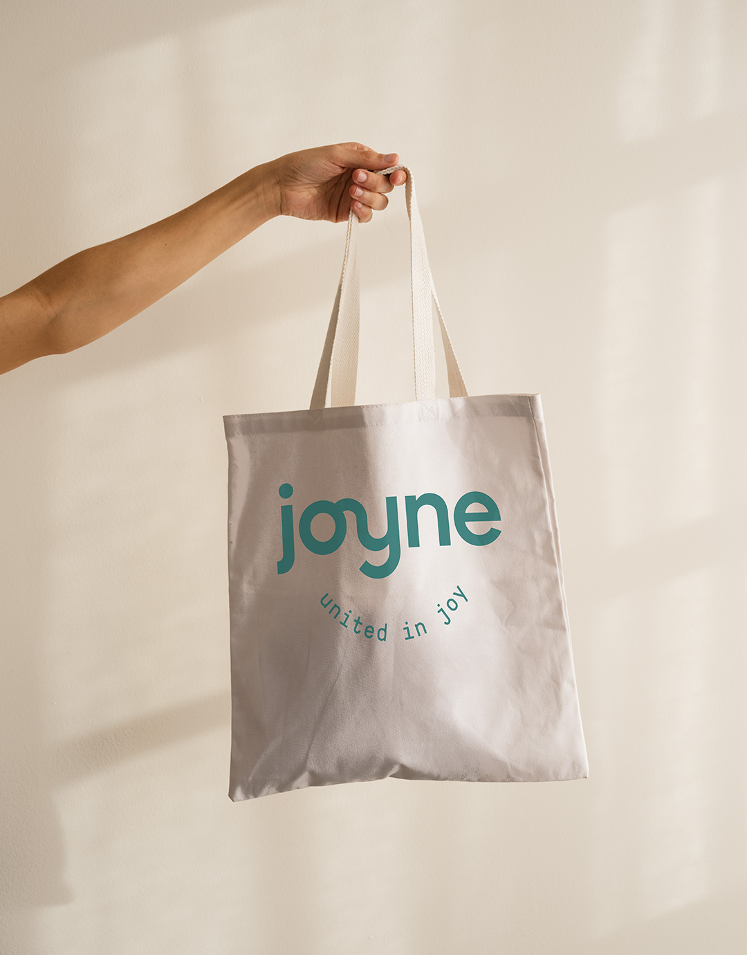Hand hält Joyne-Stofftasche