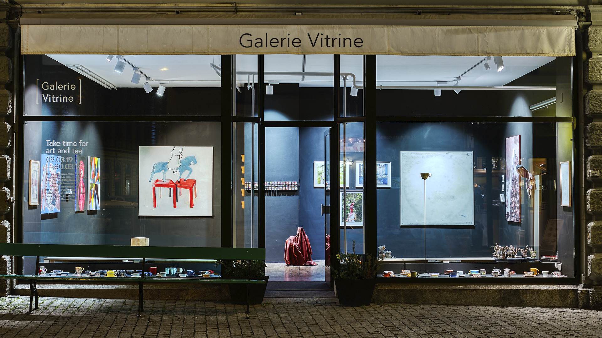 Aussenansicht Galerie Vitrine bei Nacht