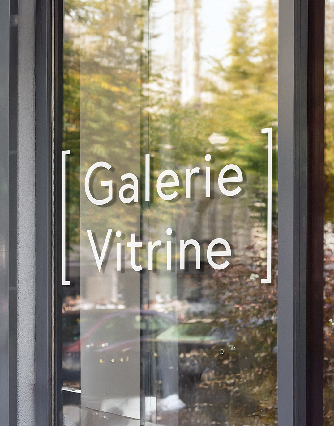 Schaufensterbeschriftung Logo Galerie Vitrine