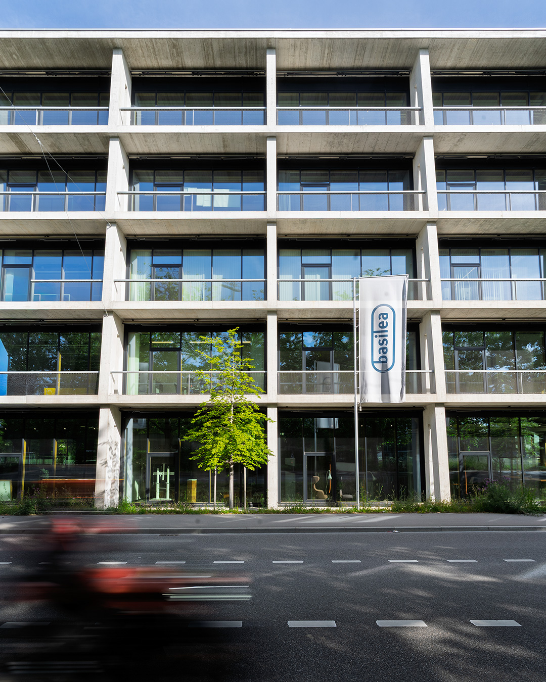 Gebäude mit Fahne Basilea