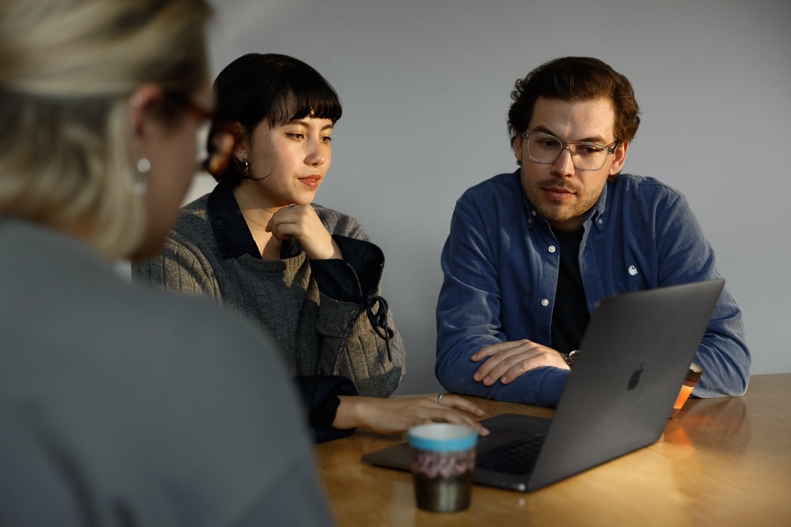 Besprechung Luca Wunderlin und Jasmin Reinhard am Computer